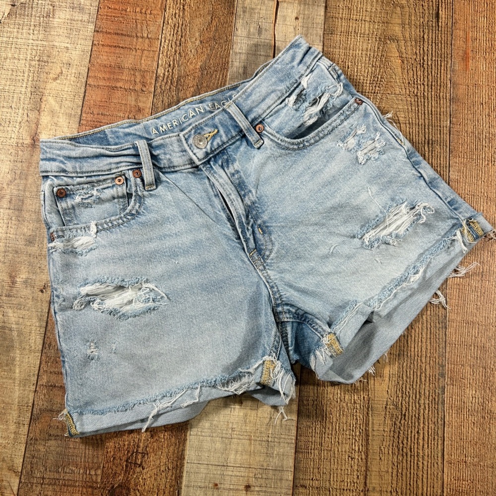 American Eagle Light Wash Denim Distressed Relaxed Shorts Raw Hem Size 2